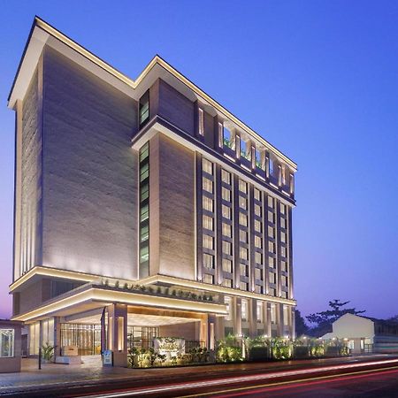 Bellevue Sarovar Premiere Junagadh Dış mekan fotoğraf