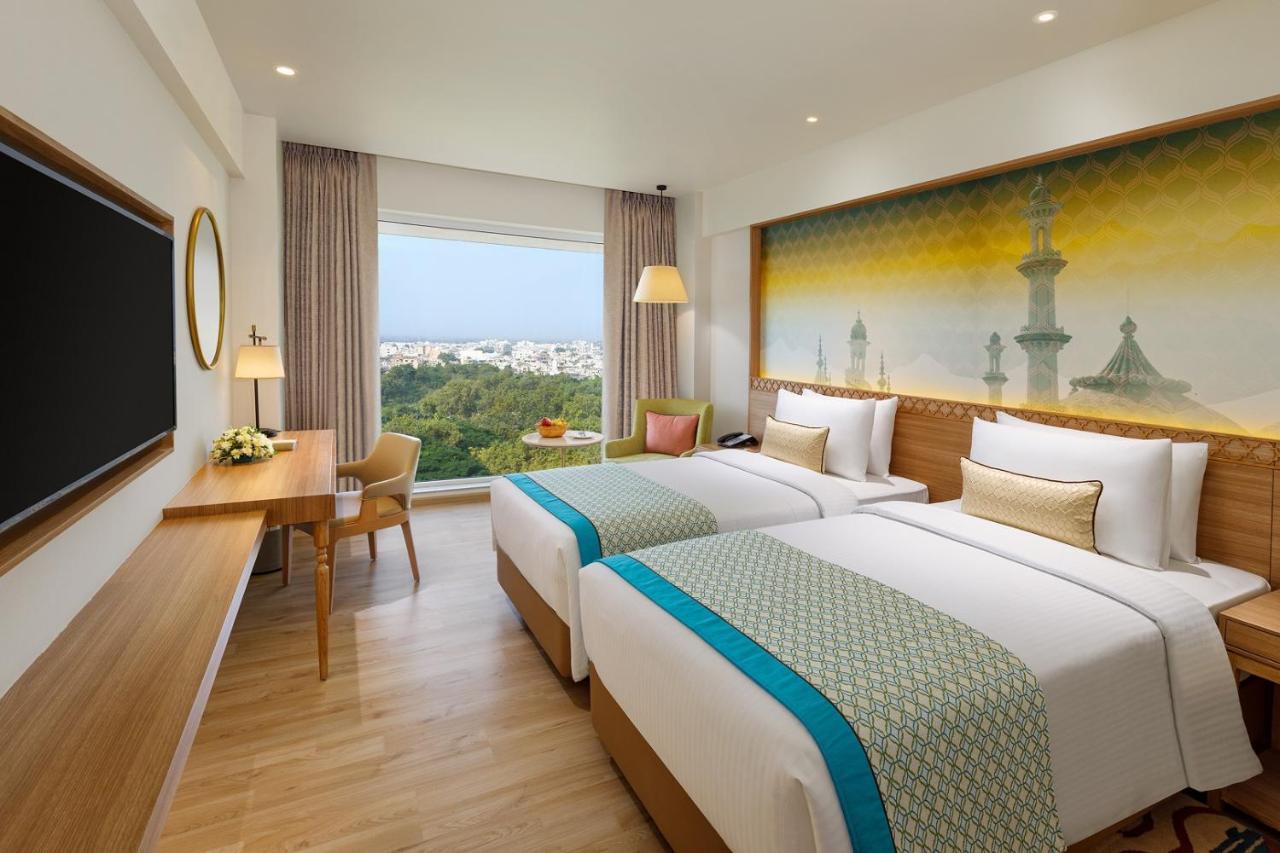 Bellevue Sarovar Premiere Junagadh Dış mekan fotoğraf